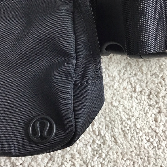 lululemon athletica Black Everywhere Belt Bag - Picture 2 of 5